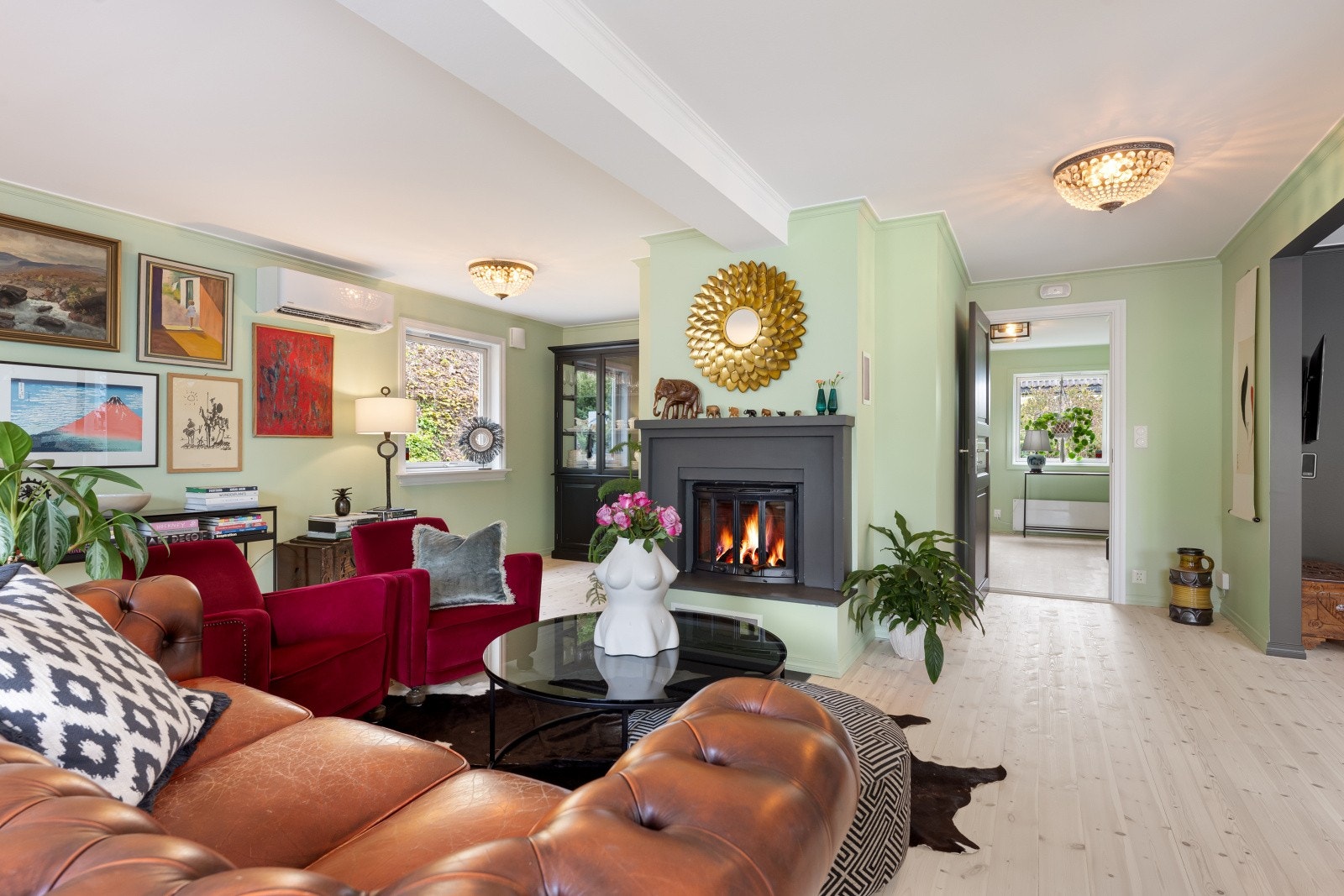 Ildsted og varmepumpe i stuen varmer godt på kalde dager. På varme sommerdager er det deilig å kunne kjøle ned rommene med aircon. Galleribilde