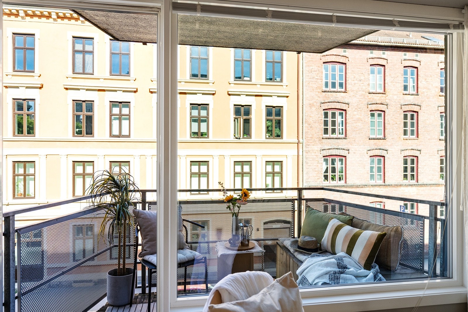 Hyggelig balkong med morgensol på sommeren. Galleribilde