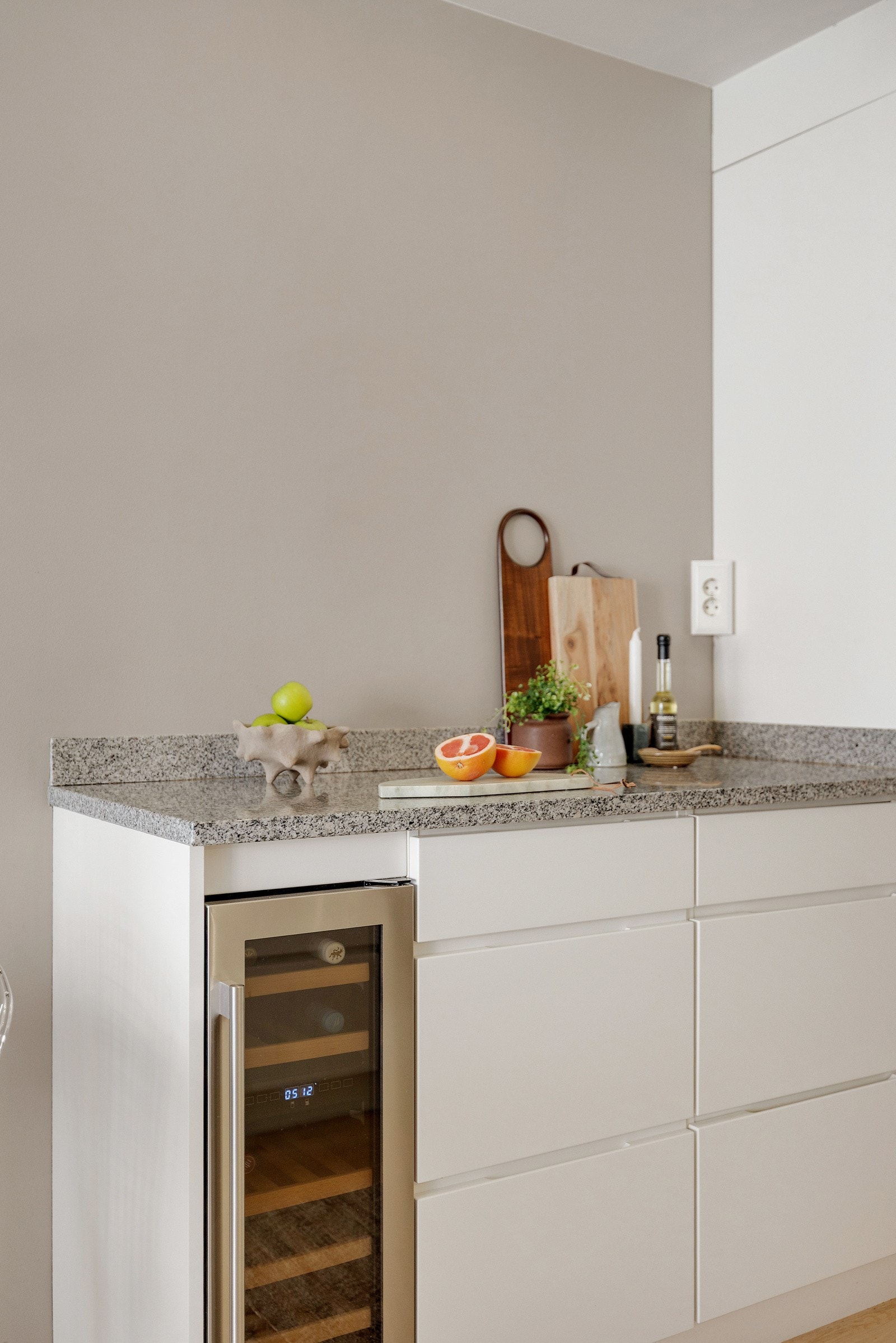 Integrert vinskap og andre hvitevarer på kjøkkenet medfølger. Galleribilde