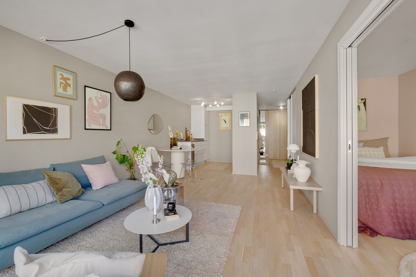 Stue og kjøkken har en åpen løsning og oppleves som et sosialt oppholdsrom. Galleribilde