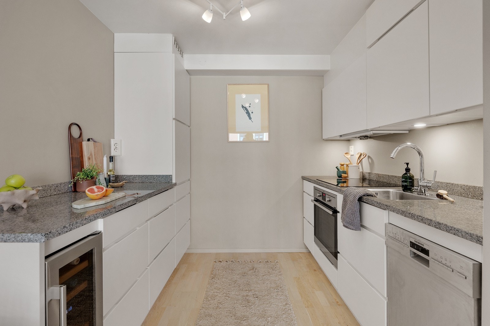 KVIK-kjøkken fra 2016 med pene materialvalg og påkostet stenbenkeplate i granitt. Galleribilde