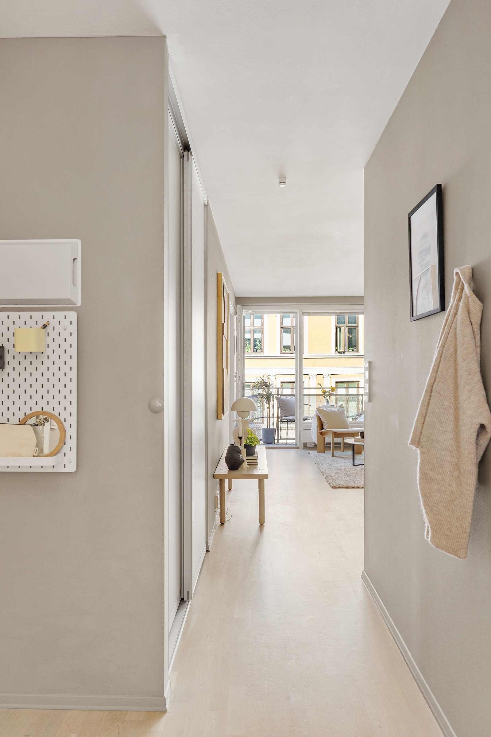 Det er også rikelig med skapplass i skyvedørsgarderoben. Galleribilde