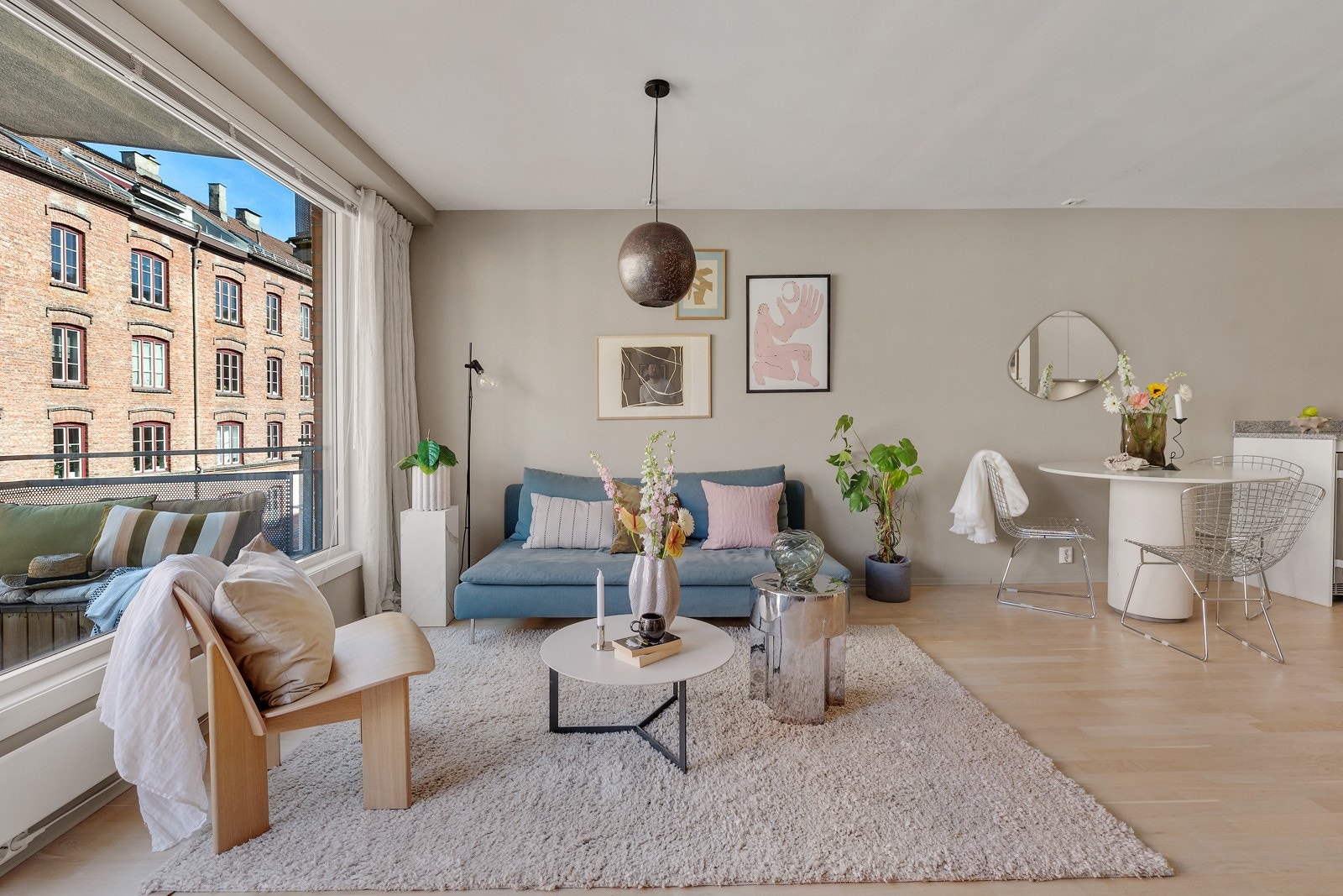 Stuen har en stor vindusflate, noe som sørger for rikelig med naturlig lys. Galleribilde