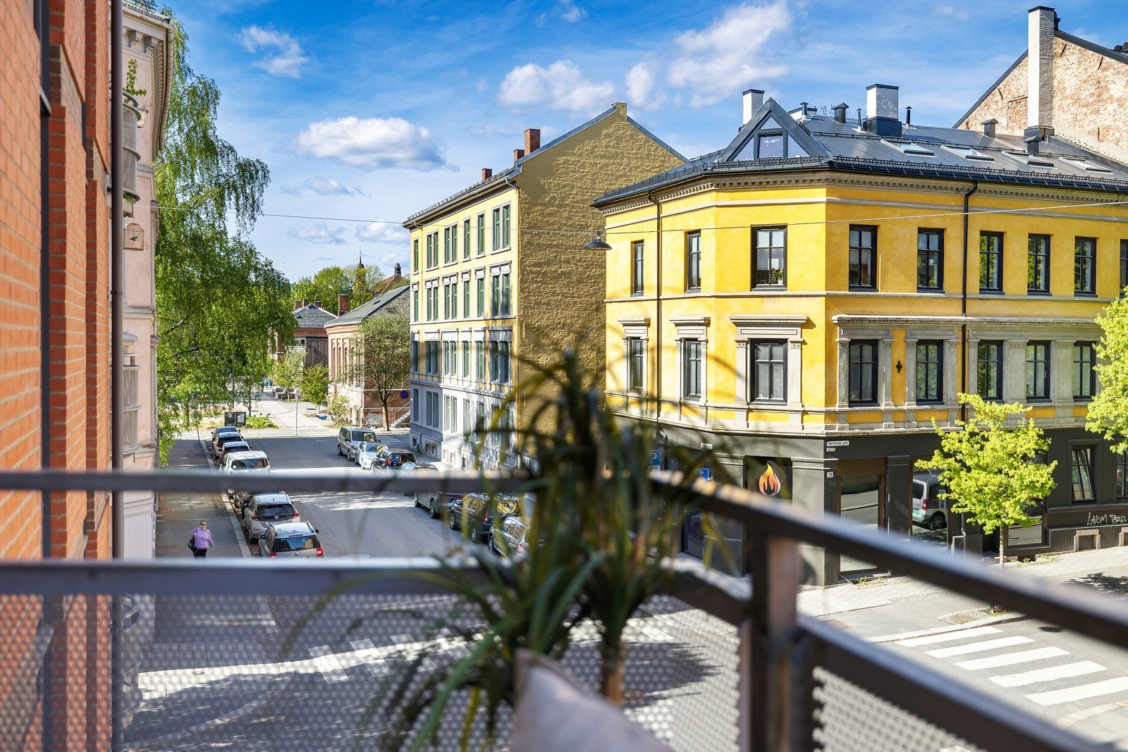 Balkongen vender ut mot rolig gate. Galleribilde
