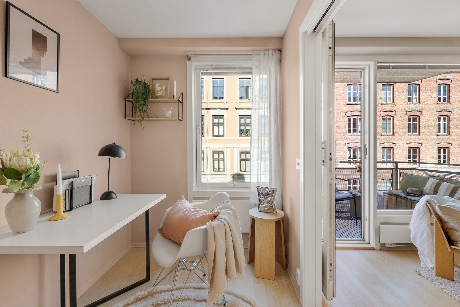 Kontorplass ved vinduet. Galleribilde