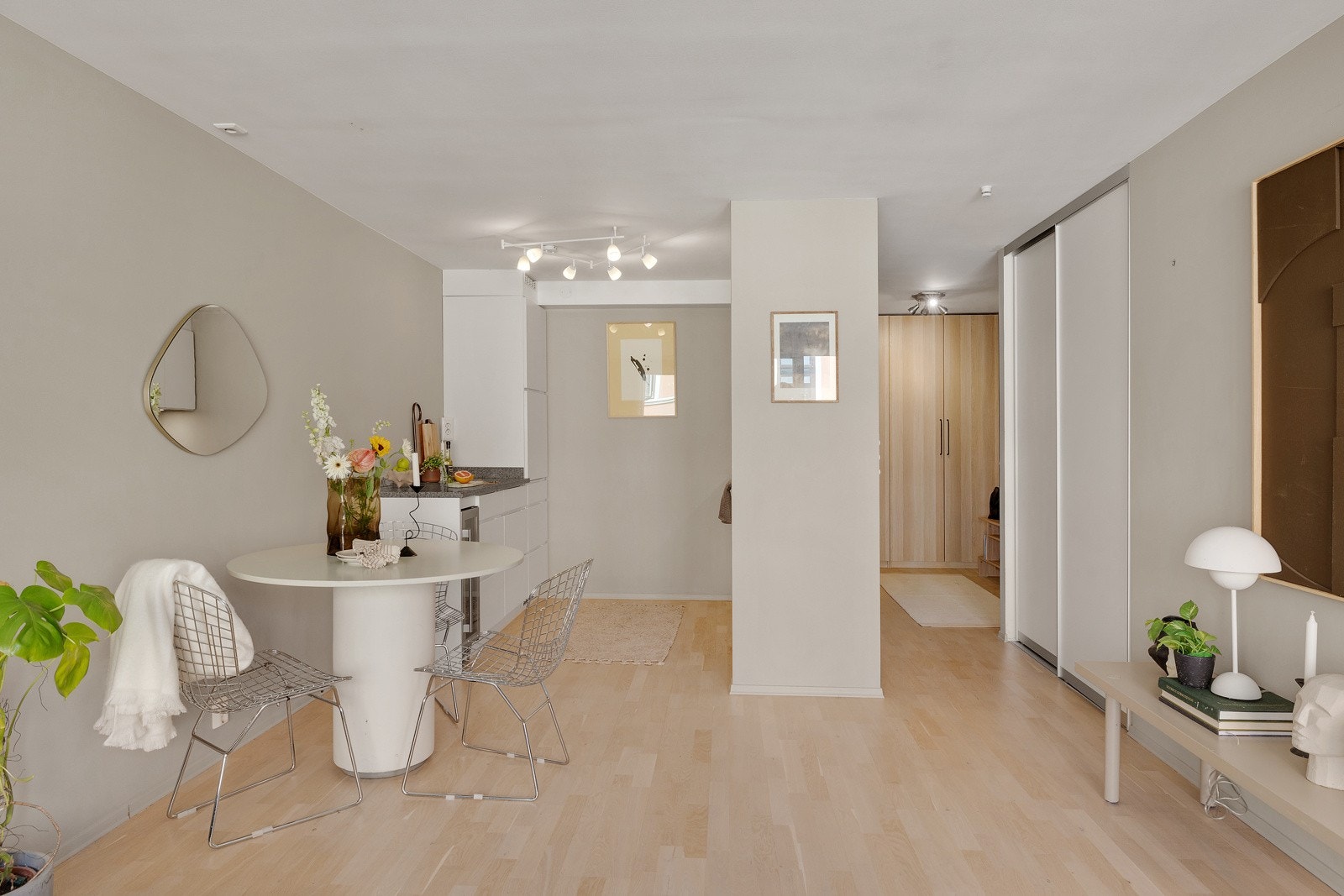 God plass til spisebord mellom stue og kjøkken. Galleribilde