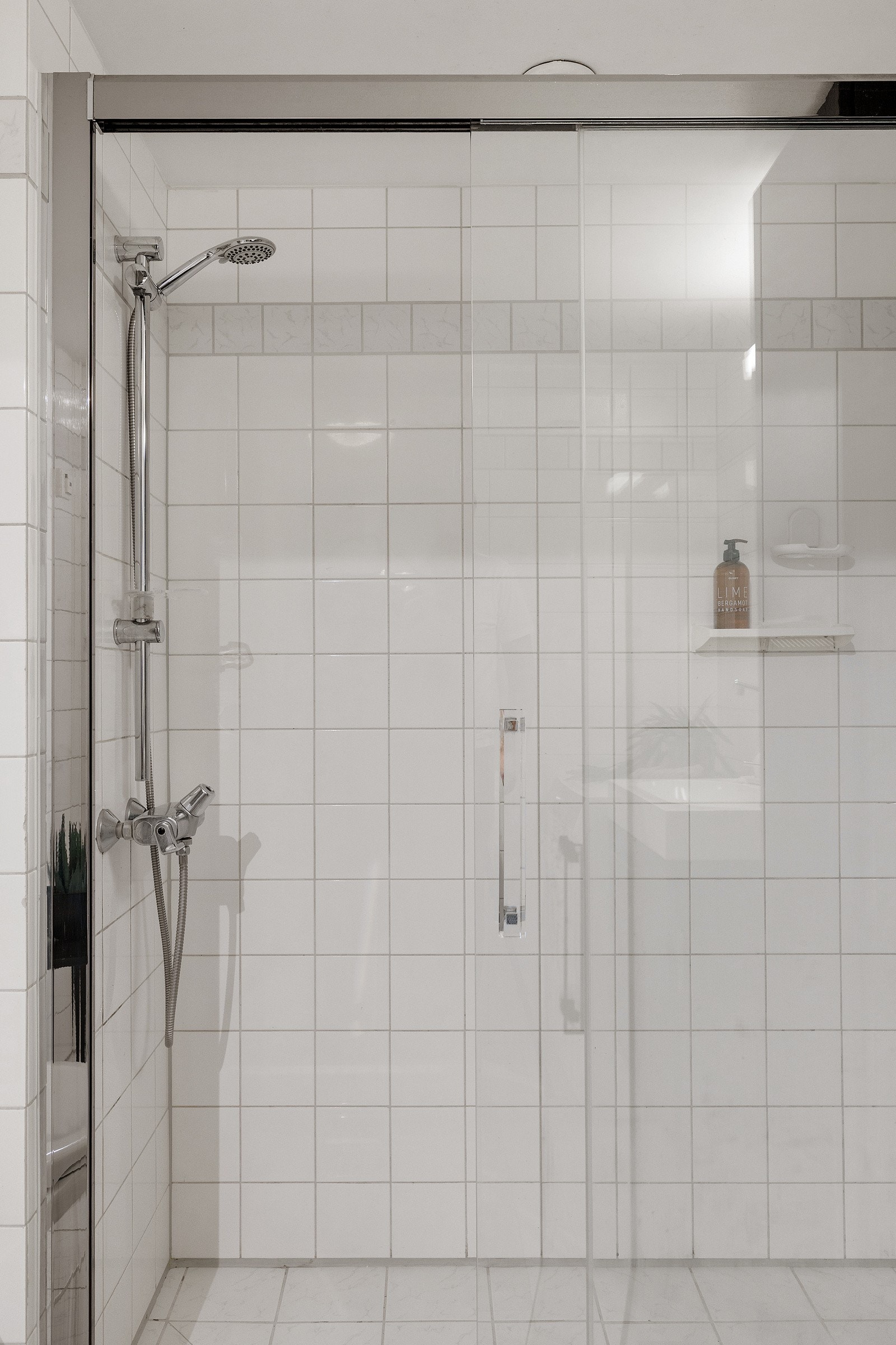 Stor dusj med skyvedører i glass. Galleribilde