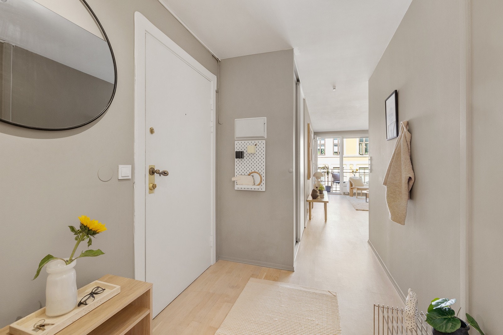 Når du kommer inn i leiligheten møtes du av en lys entré. Galleribilde