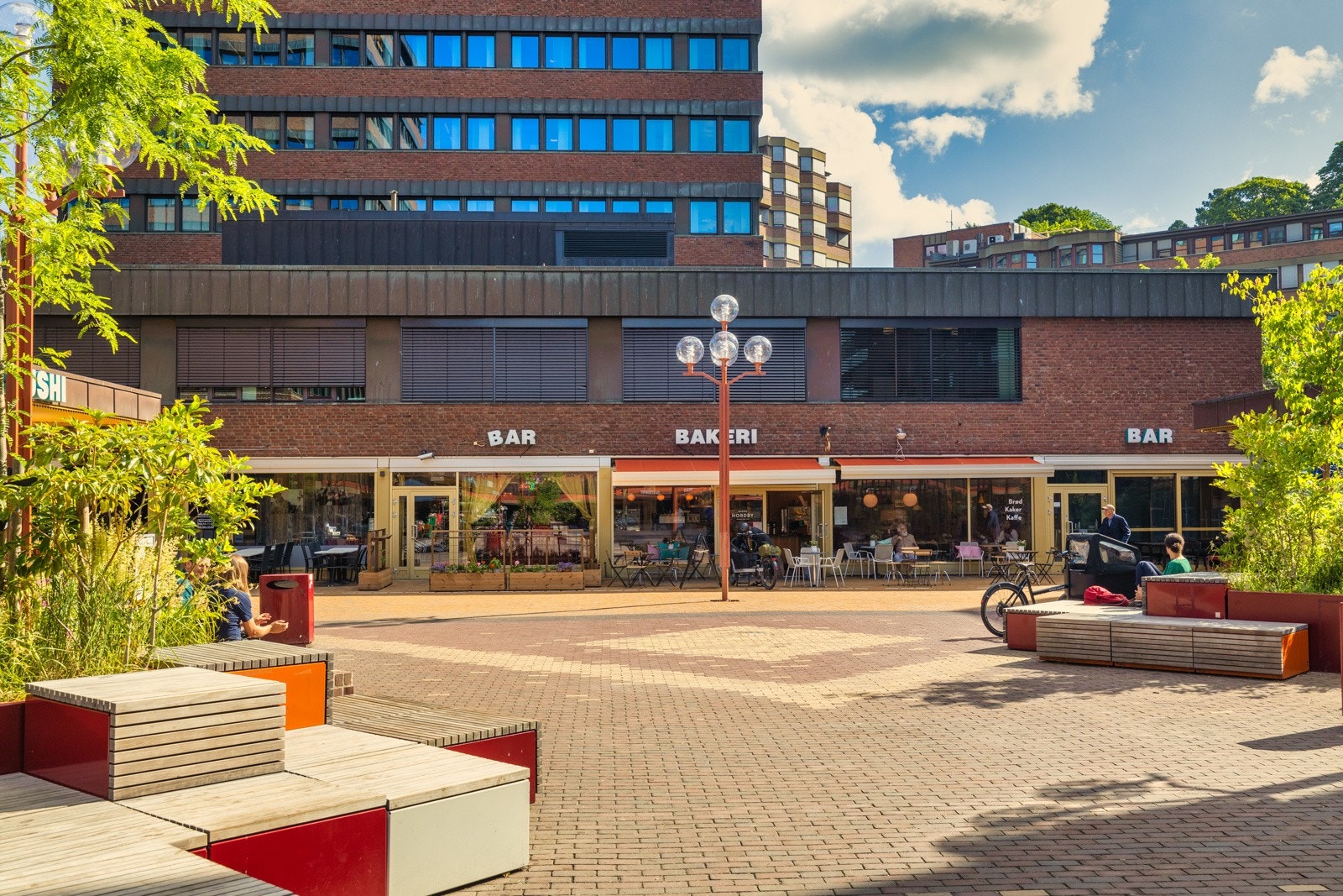 Tøyen Torg med flere hyggelige spisesteder og barer. Galleribilde
