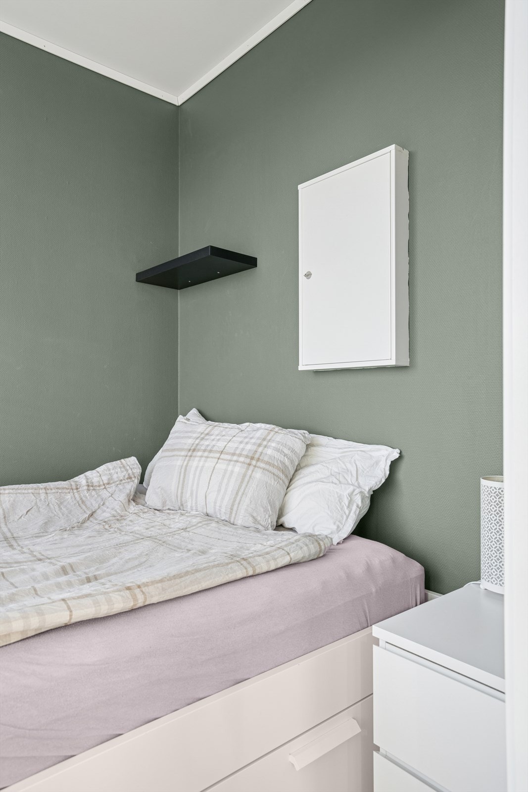 Alkoven er malt i en behagelig og dempet grønnfarge. Galleribilde