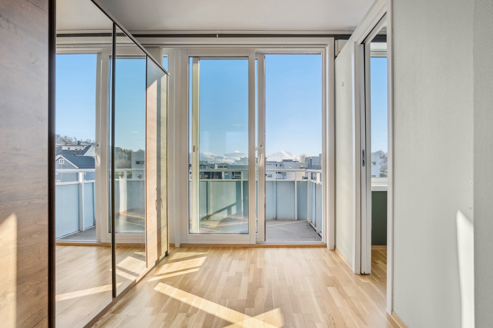 Her er det etablert en romslig garderobe for gode oppbevaringsmuligheter av klær og tilbehør. Galleribilde