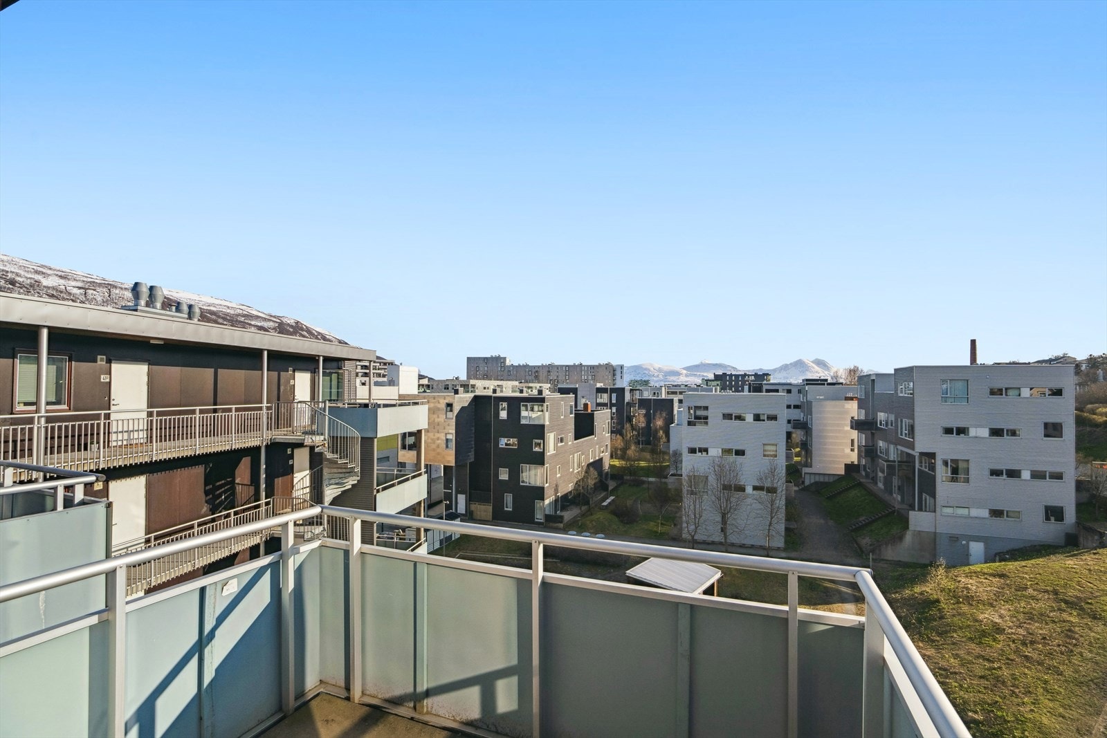 Leiligheten har en sørvestvendt balkong med flotte solforhold. Galleribilde