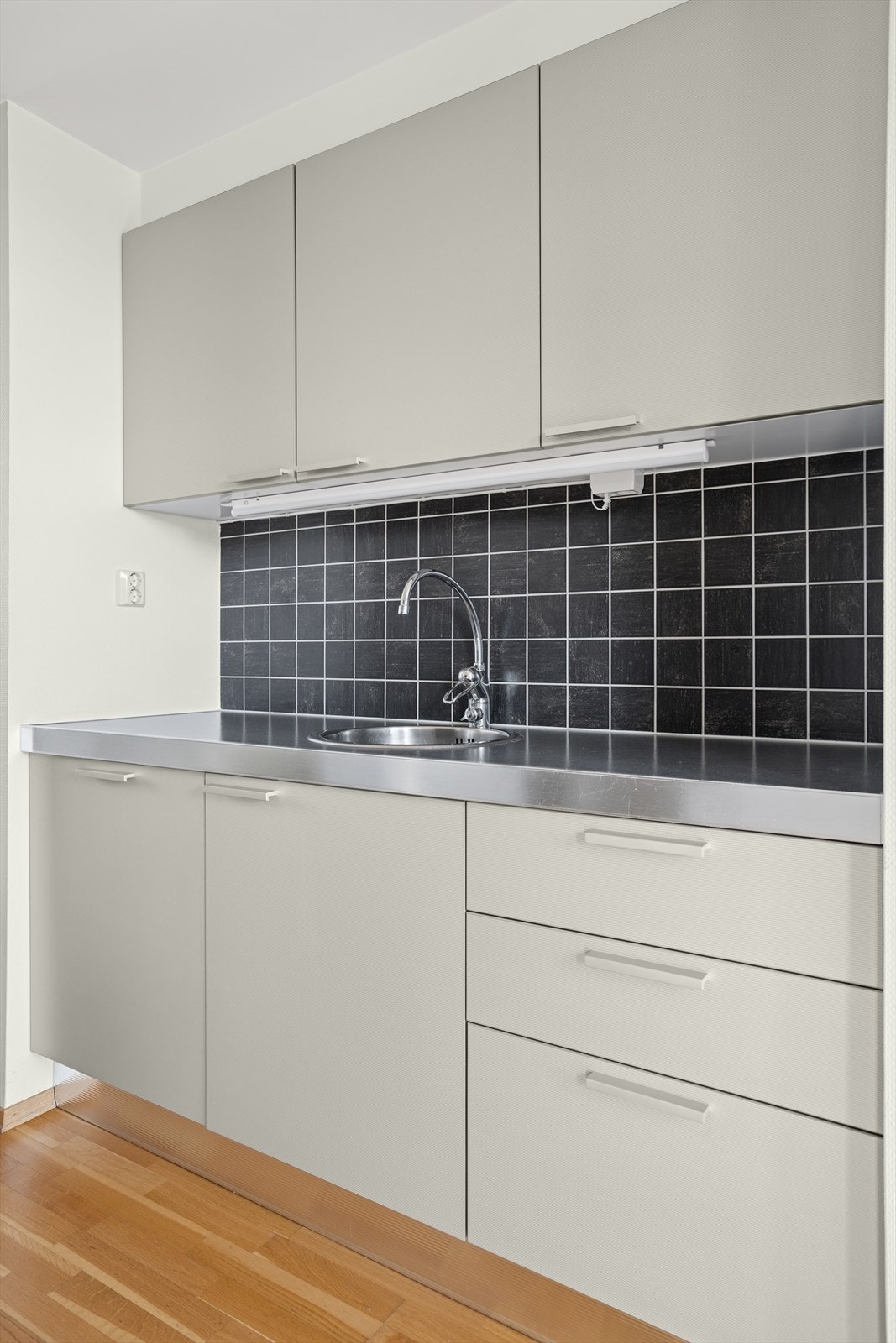 Over benkeplaten er det belysning. Galleribilde