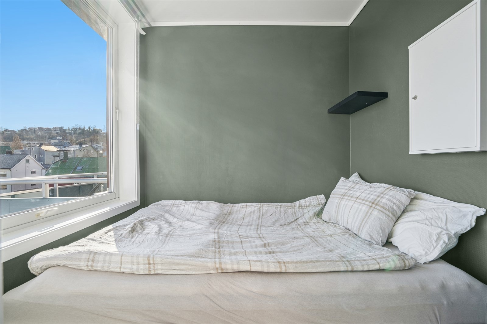 Ved siden av spisestuen ligger sovealkoven, som har plass til en god seng. Galleribilde