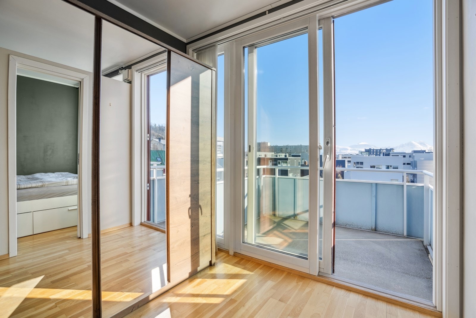 På andre siden av kjøkkenet er det utgang til en solrik balkong. Galleribilde