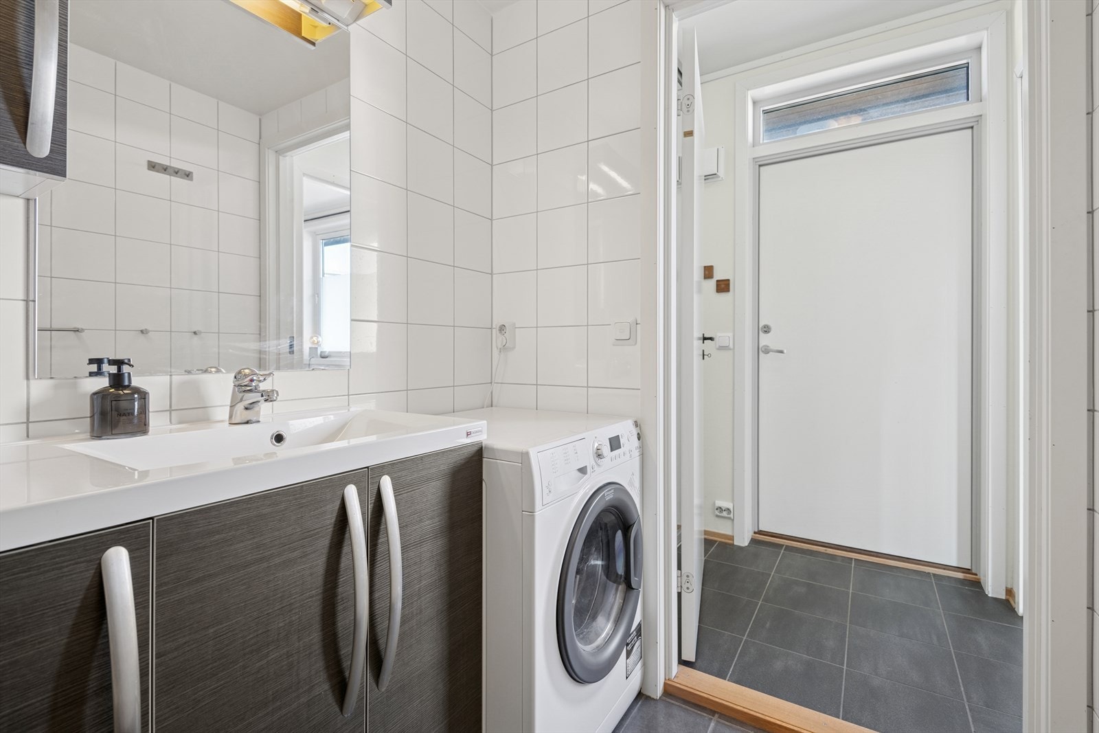 Her finner du en romslig servantinnredning og opplegg for vaskemaskin. Galleribilde