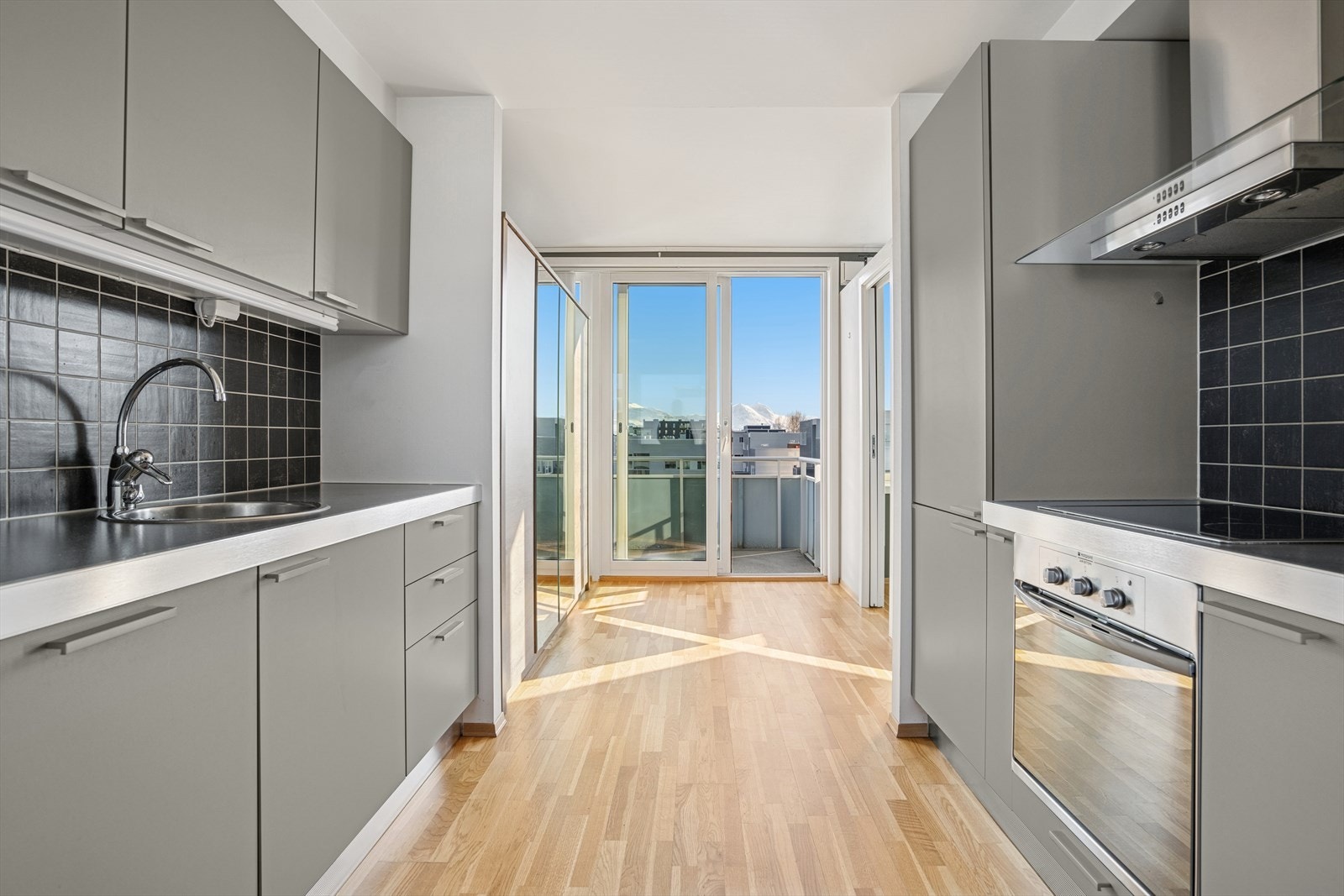 Her er det integrert stekovn, platetopp, oppvaskmaskin og kjøl/frys for en sømløs utførelse. Galleribilde