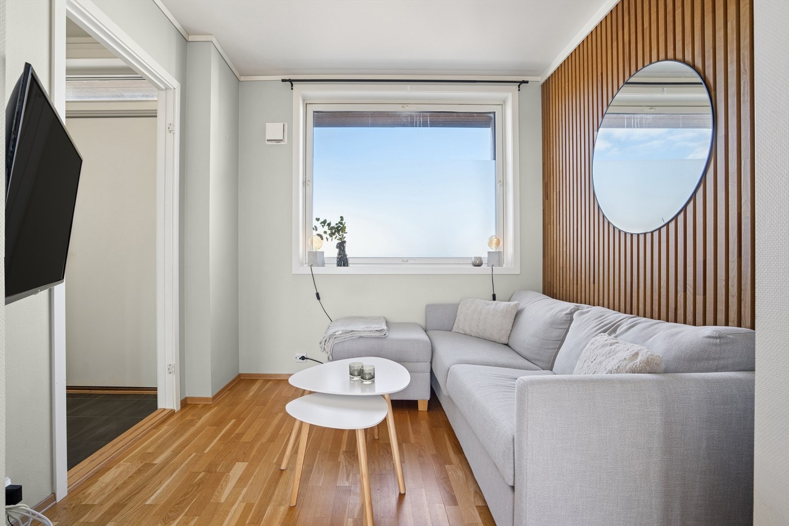 Stuen har en fin spilevegg som gir en lun og dempet romfølelse. Galleribilde