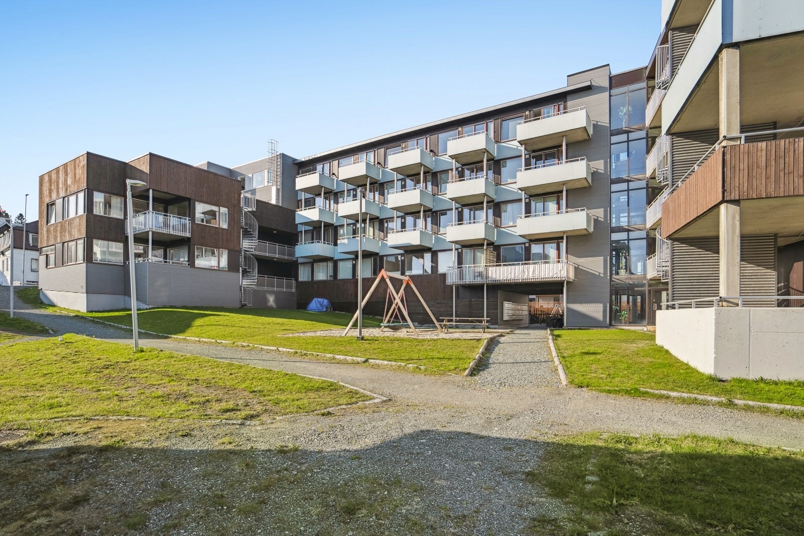 Borettslaget har solrike fellesområder opparbeidet med plen, internveier og lekestativ. Galleribilde