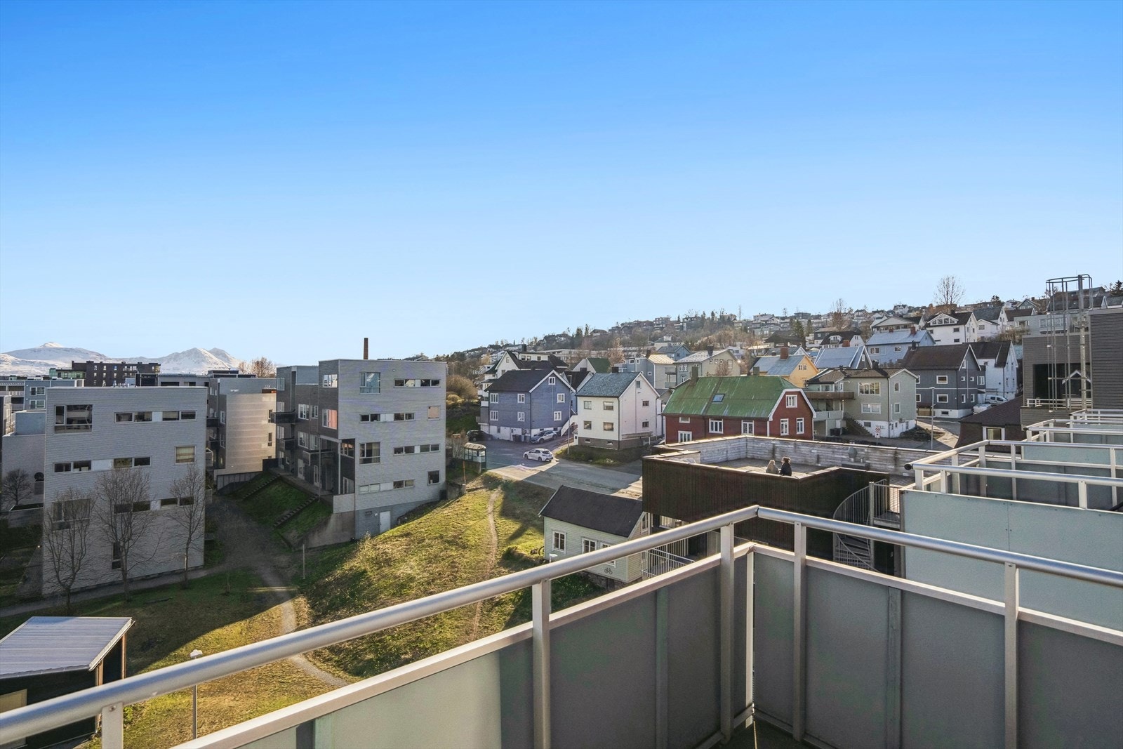 Siden leiligheten ligger i 5. etasje kommer du godt opp i høyden slik at du har fin utsikt. Galleribilde
