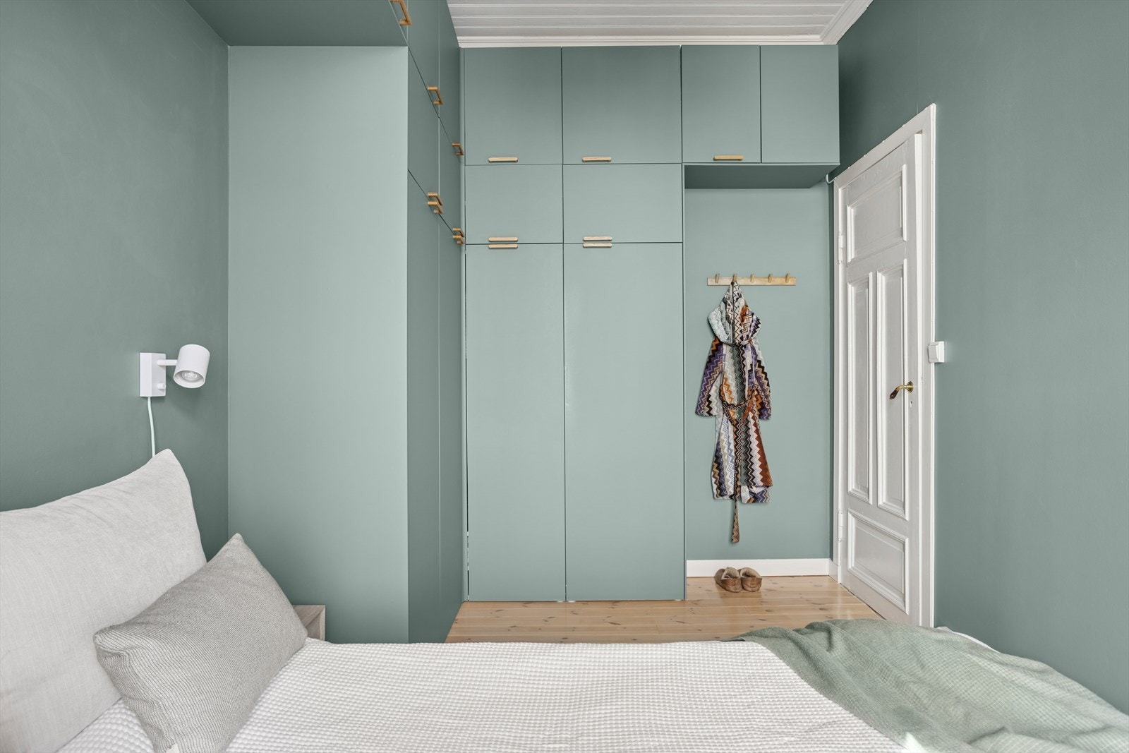 Rommet har lakkerte tregulv og godt med skapplass. Galleribilde