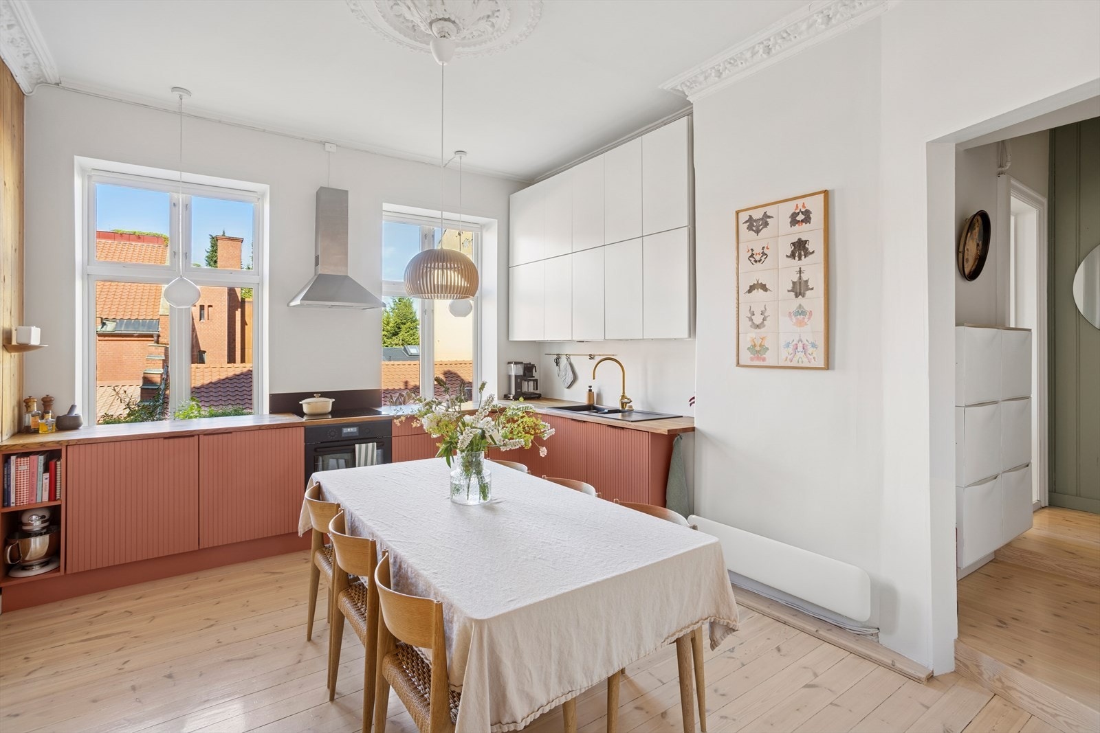 Et lyst og stemningsfullt kjøkken med god plass til stort spisebord, perfekt for hyggelige måltider med familie og venner. Galleribilde