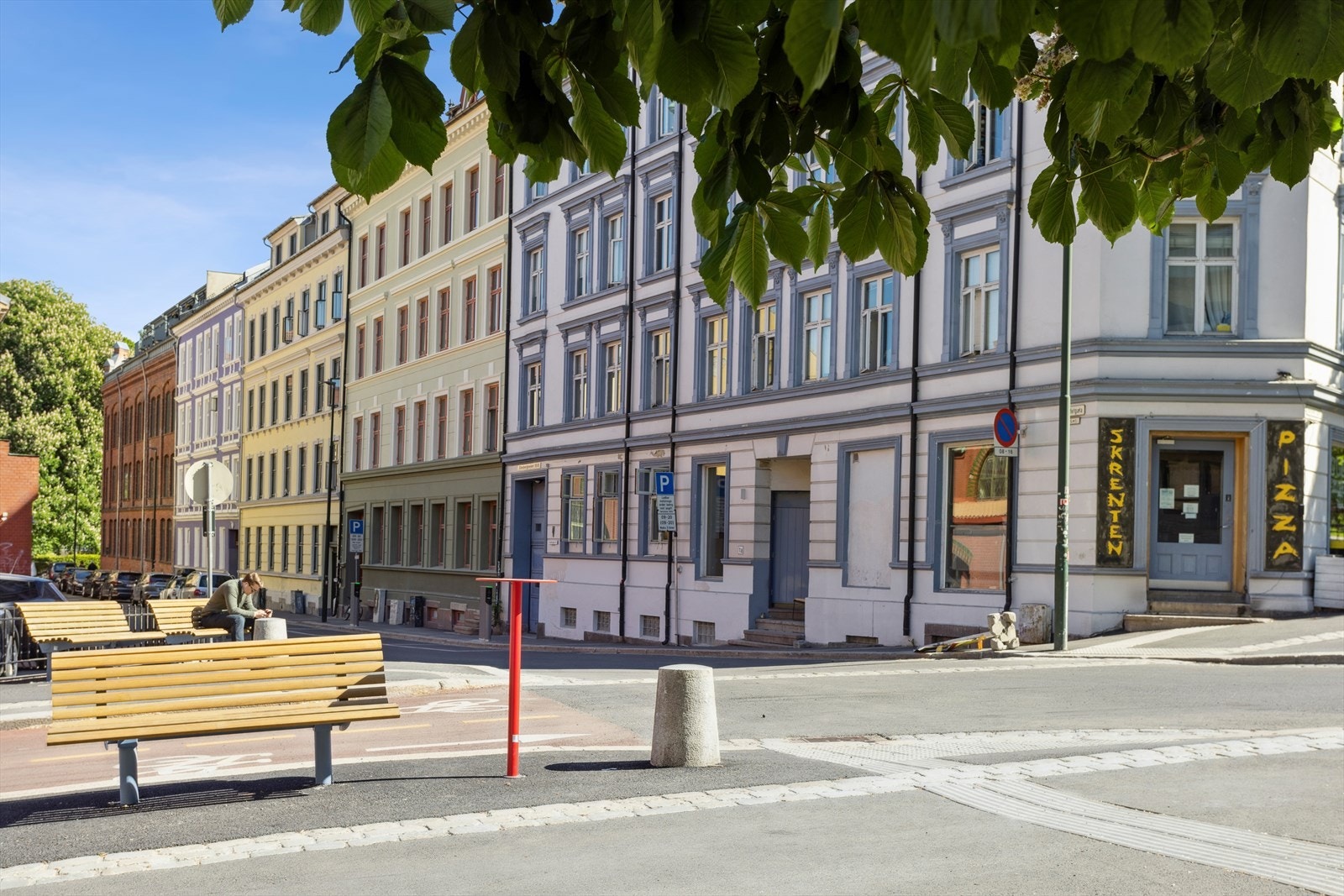 I nabogården finner du Skrenten pizza og et hyggelig bakeri på dagtid. Galleribilde