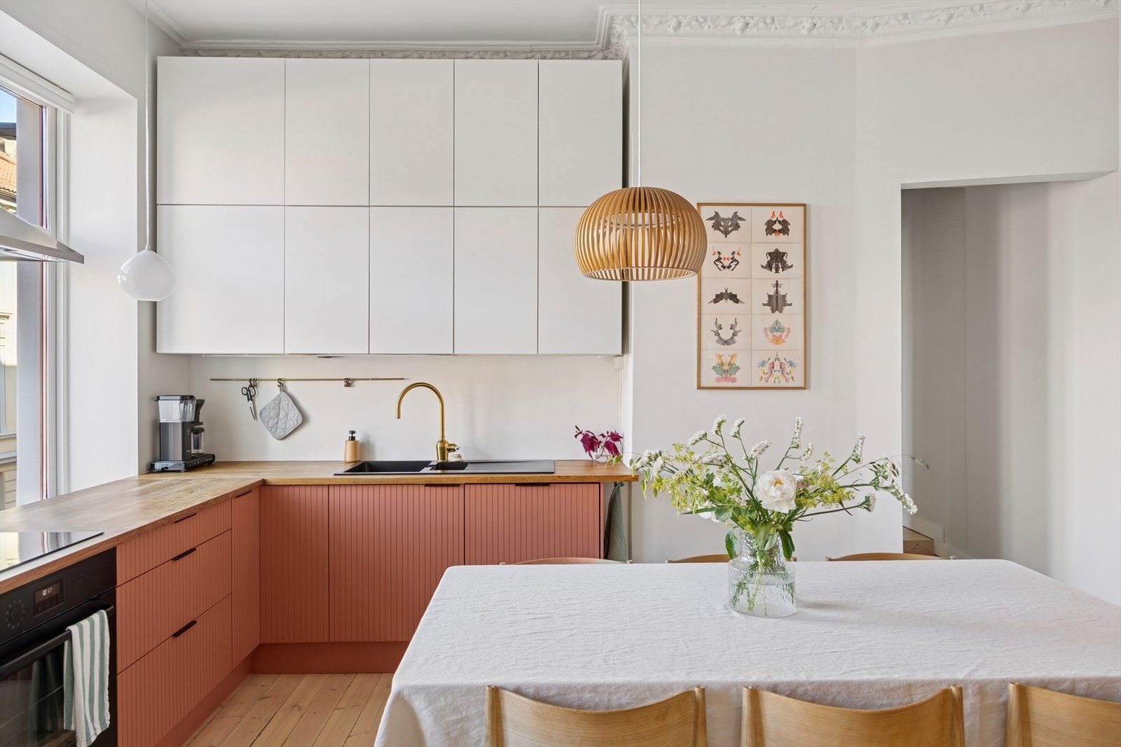 Kjøkkenet har integrerte hvitevarer, inkludert oppvaskmaskin (2015), kjøleskap (2017), fryseskap (2009), samt stekeovn og keramisk platetopp (2018). Galleribilde