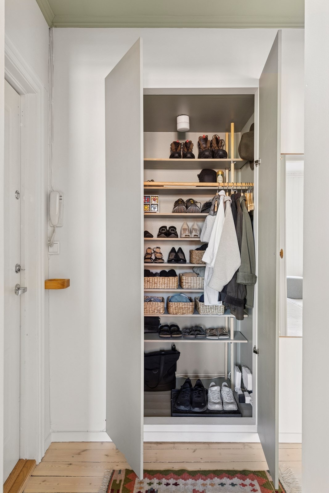 Lekker garderobe i entréen. Galleribilde