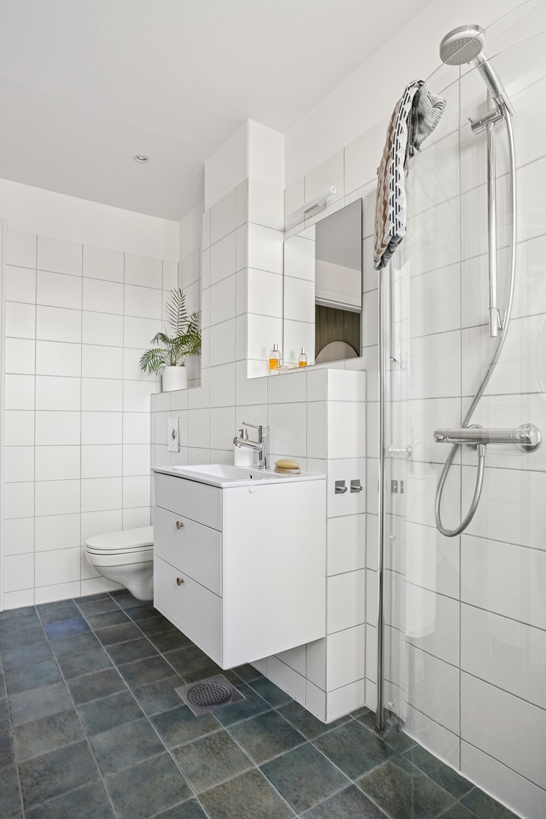 Tidløst bad av god størrelse. Varmekabler i gulv. Galleribilde