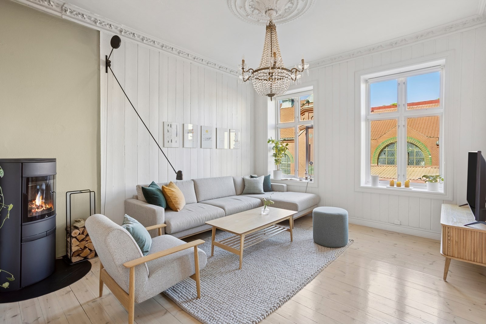 Den generøse takhøyden på over 3 meter og store vindusflater med dype karmer skaper en luftig og behagelig romfølelse Galleribilde