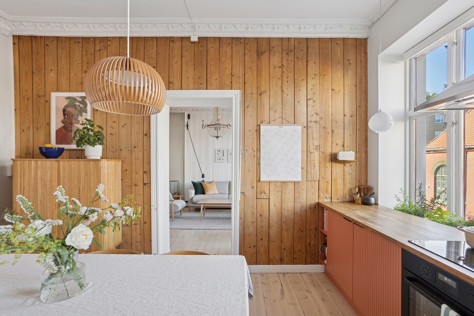 Videre har kjøkkenet god takhøyde og originale detaljer som rupanel, heltre gulv, stukkatur og rosett - alt med på å skape en lun og innbydende atmosfære. Galleribilde