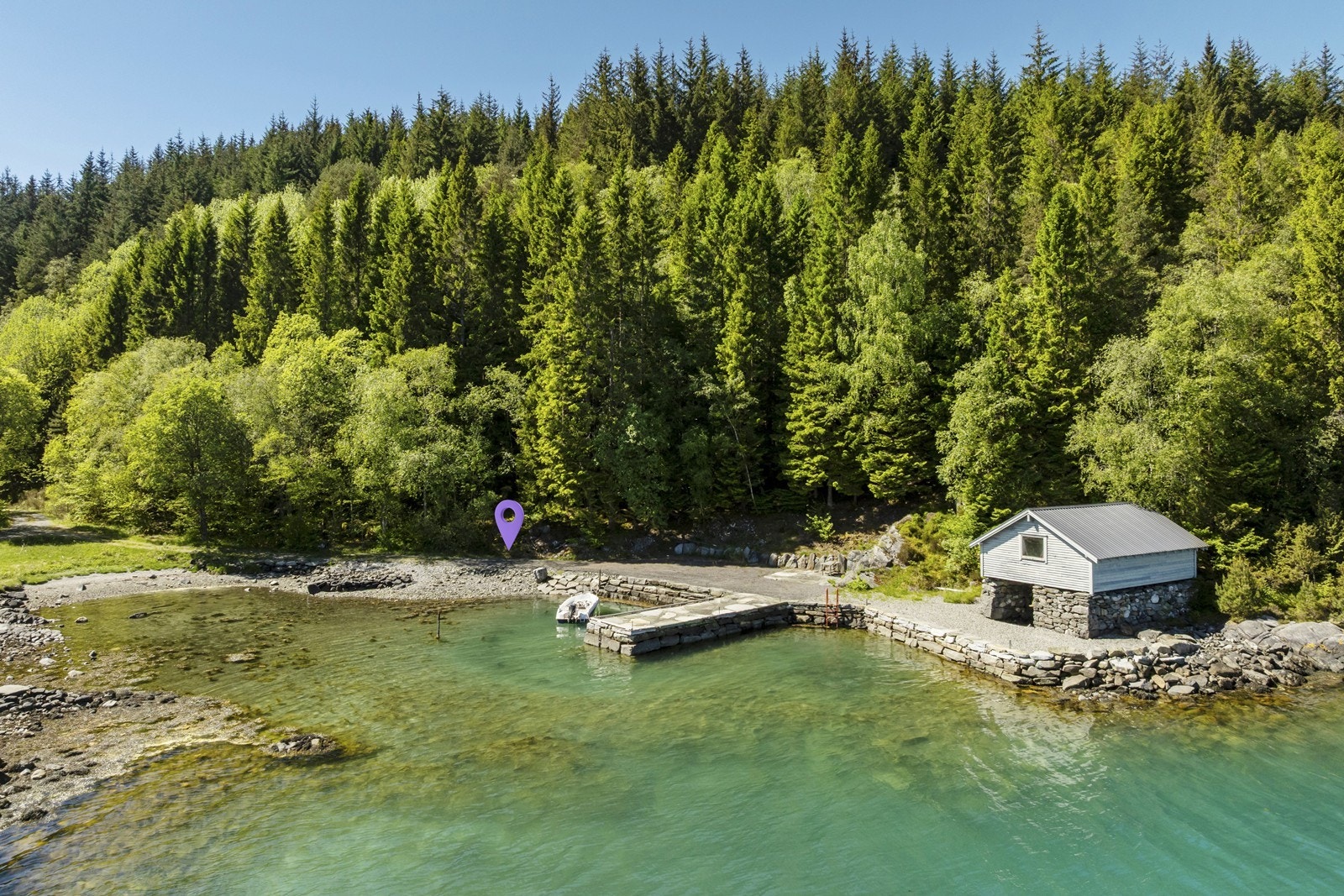 Medfølger også utskilt sjøtomt i et utrolig vakkert område! Galleribilde
