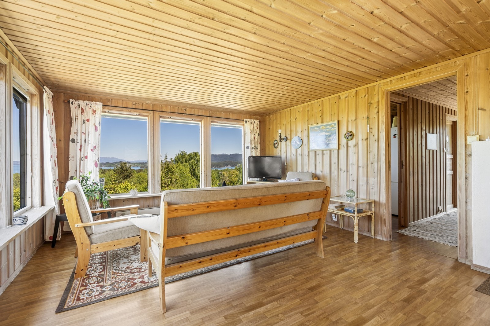 Store vinduer inviterer naturen inn. 100 prosent usjenert. Galleribilde