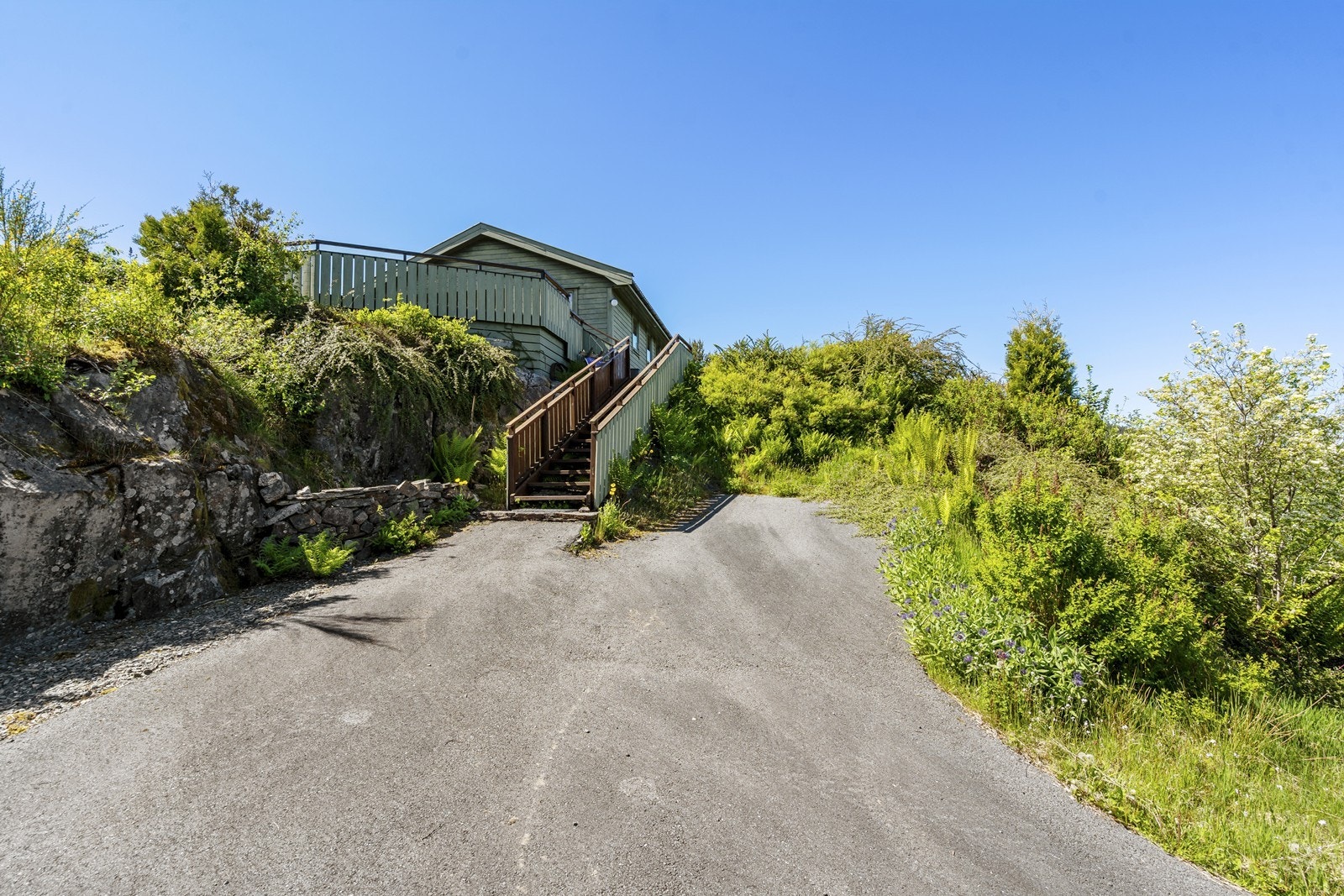 Asfaltert vei og parkering med snuplass på egen tomt. Galleribilde