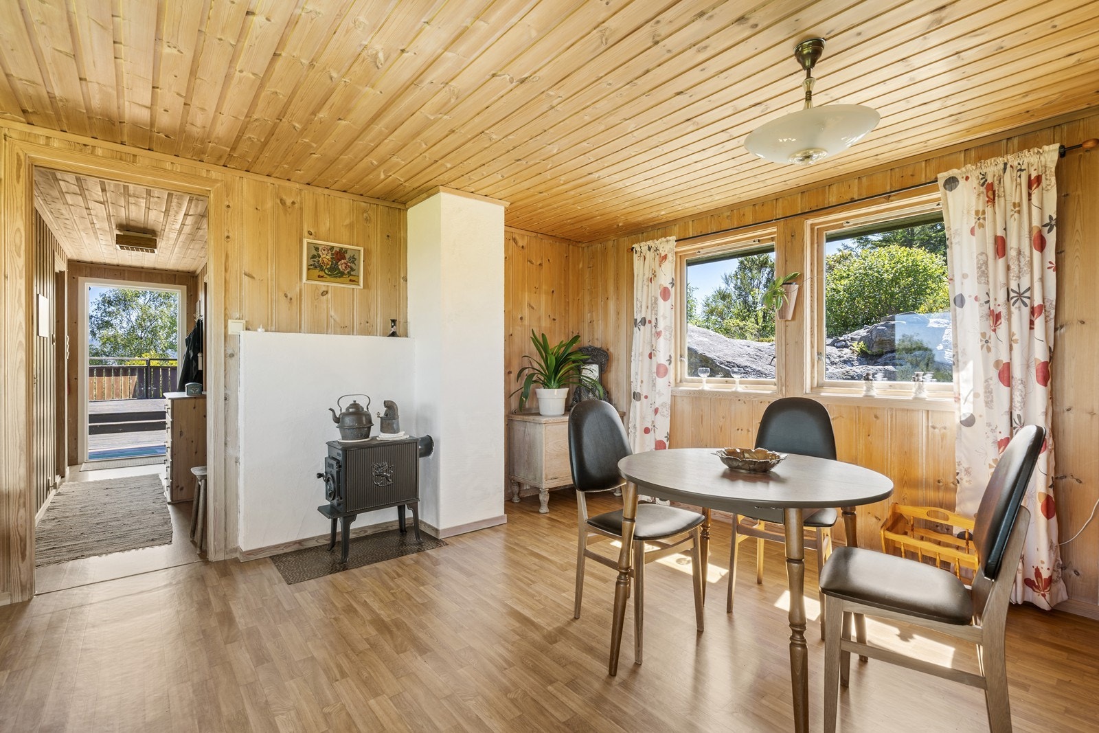 Vedovn i stua. Galleribilde