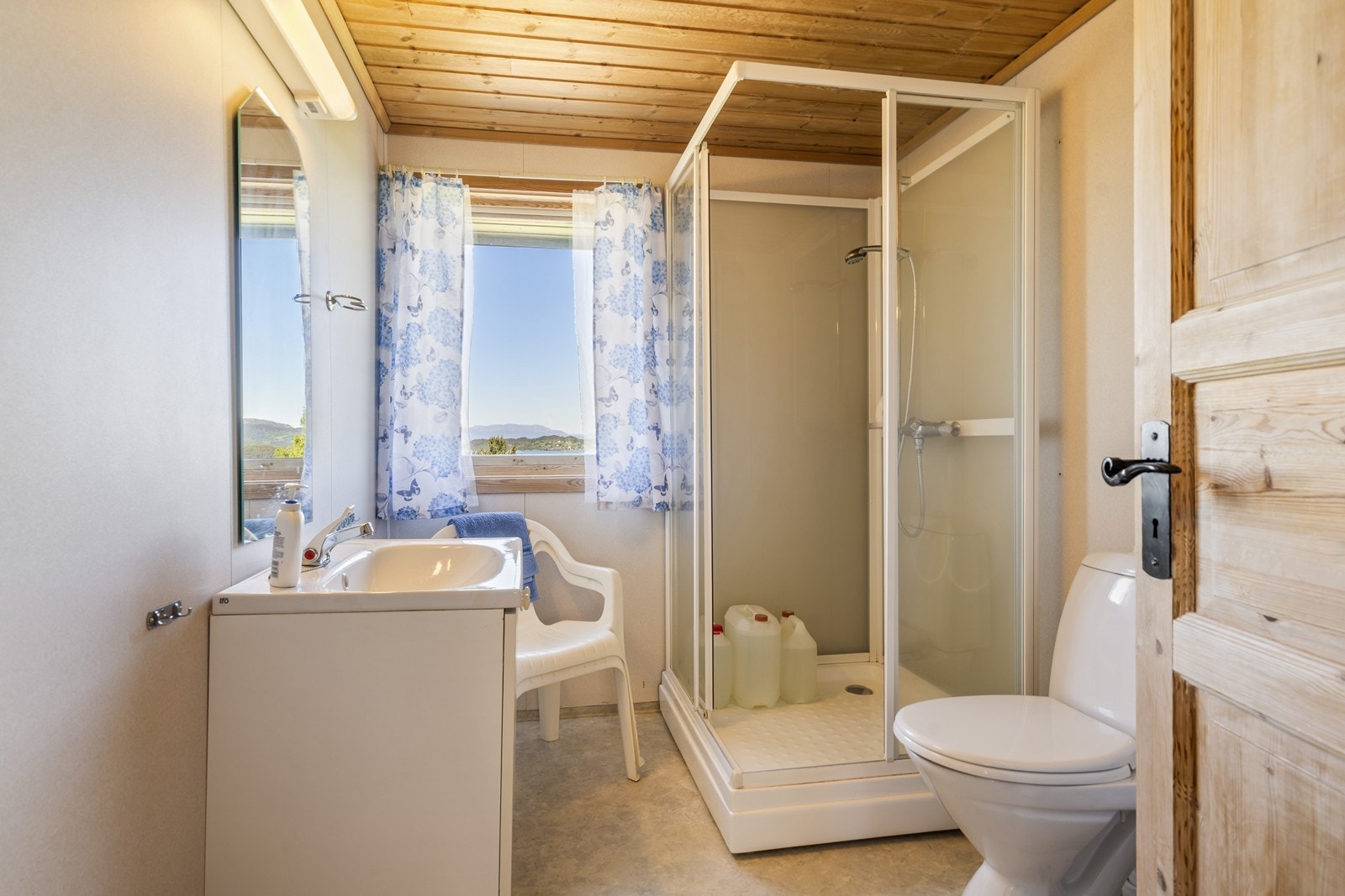 Bad med dusj og toalett. Galleribilde