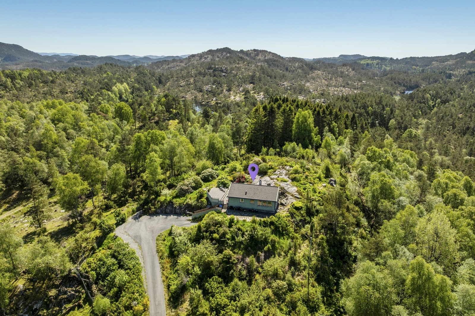 Asfaltert vei og parkering med snuplass på egen tomt. Galleribilde