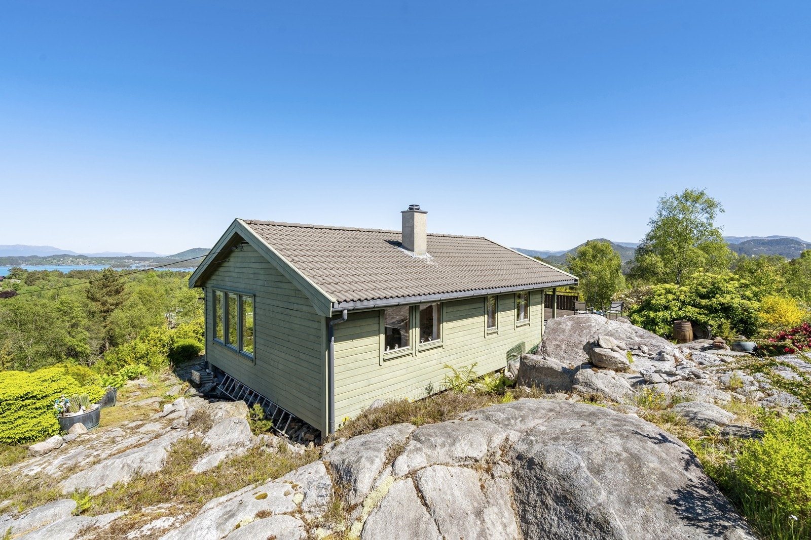 Fritidsboligen har en solrik beliggenhet med fine uteplasser og vidstrakt utsikt. Galleribilde