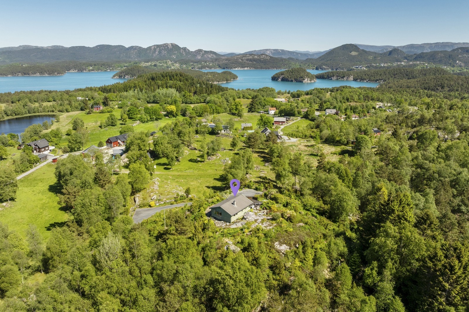 Eiendommen ligger i naturskjønne omgivelser på Fagerland, Auklandshamn i et område med både med eneboliger og fritidsboliger. Galleribilde
