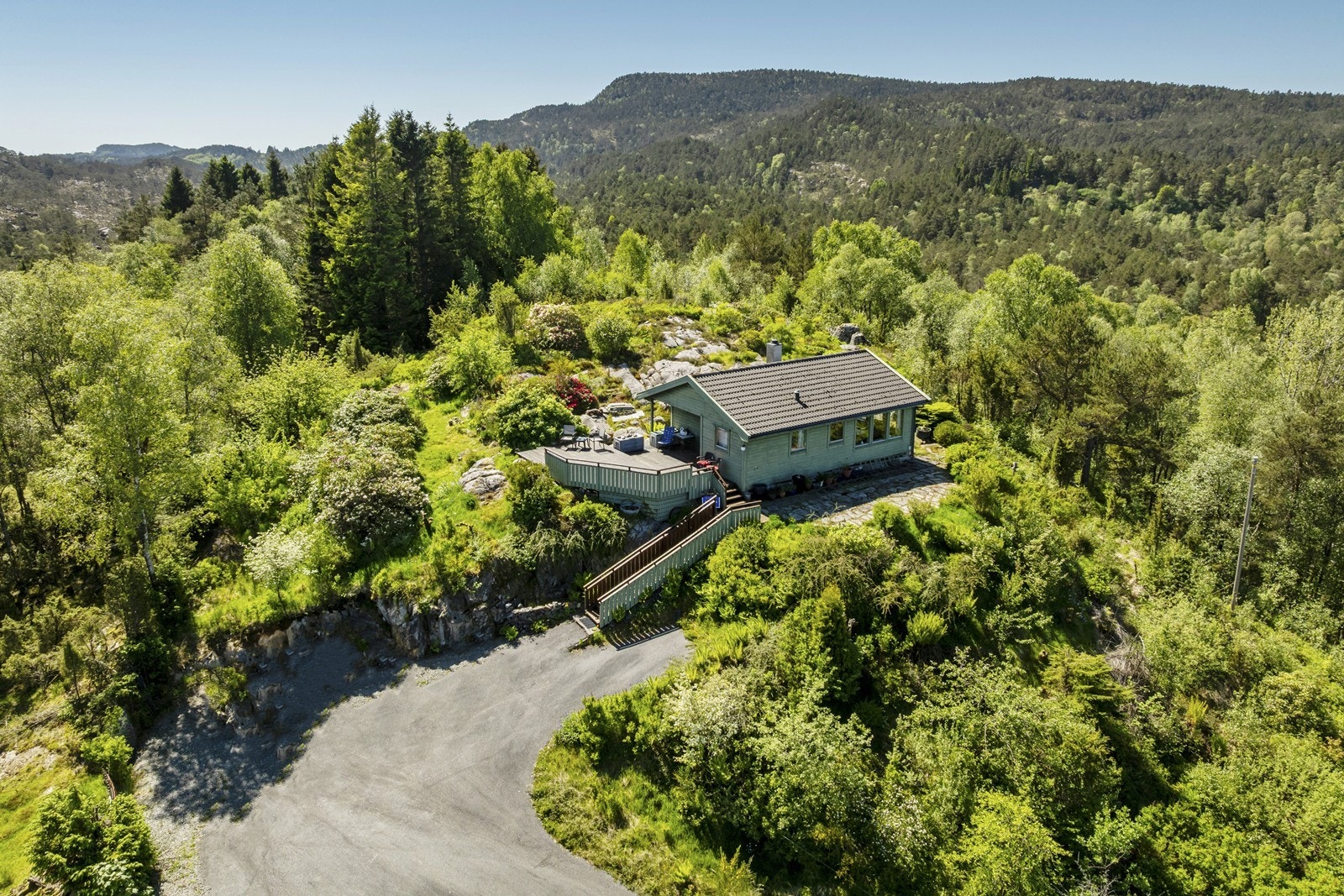 Rolig og tilbaketrukket beliggenhet, med umiddelbar nærhet til sjø og flotte turområder. Galleribilde
