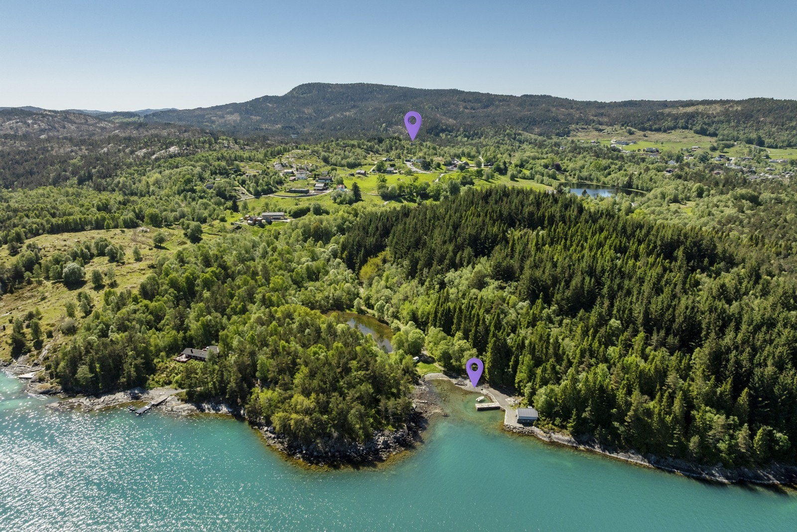 Eiendommen ligger fredelig til i naturskjønne omgivelser. Gode bade- og fiskemuligheter samt og flotte turområder! Galleribilde