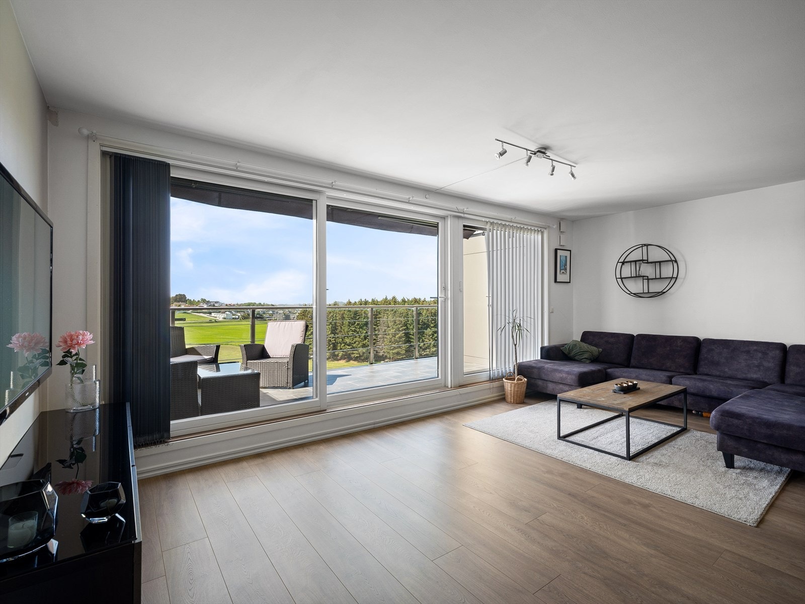 Lys og romslig stuen med store vindusflater som slipper inn rikelig med naturlig dagslys. Galleribilde