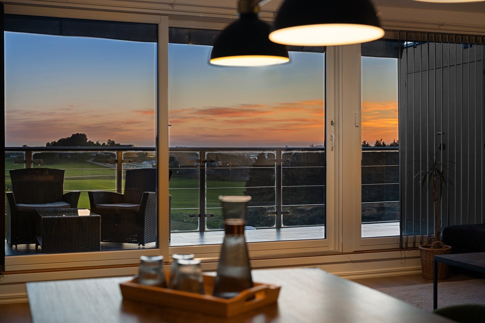 Spektakulær utsikt med vakker solnedgang fra stuen. Galleribilde