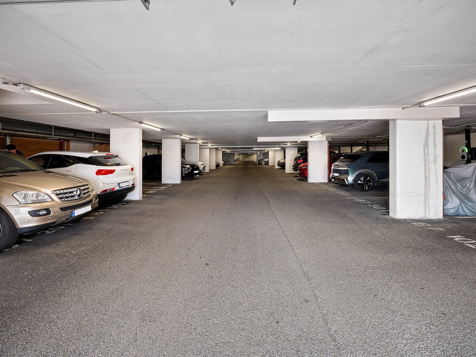 Fast parkeringsplass i et lukket anlegg. Galleribilde