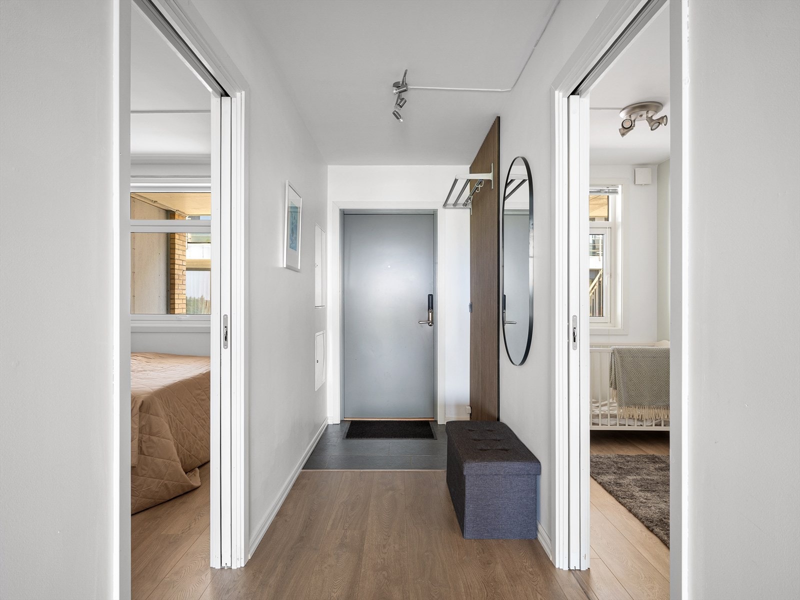Lys og innbydende flislagt entré med moderne detaljer og plass til yttertøy. Galleribilde