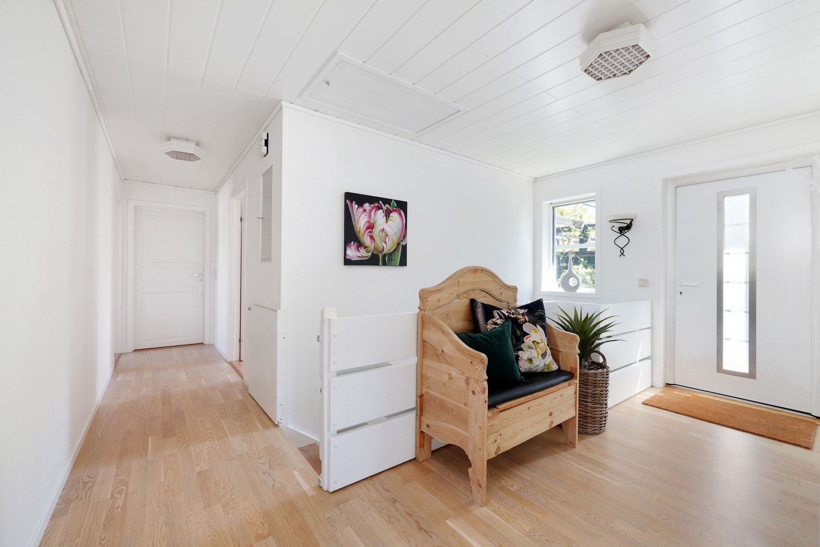 Gang i 1.etasje. Her ser man også luken til loftet med masse lagringsplass. Galleribilde