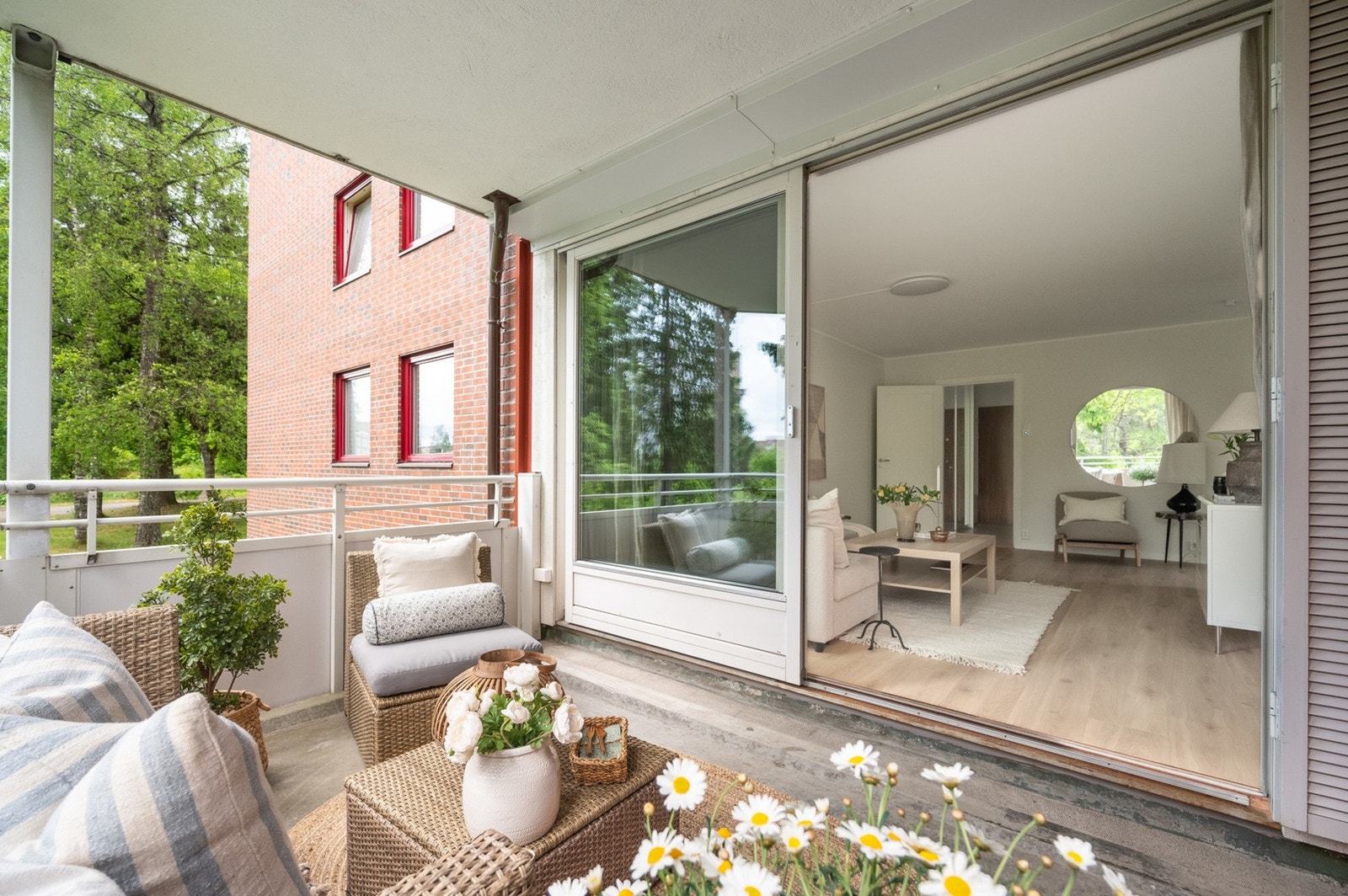 Fra stuen har du adkomst til en stor innsynsfri balkong på ca. 9kvm. Galleribilde