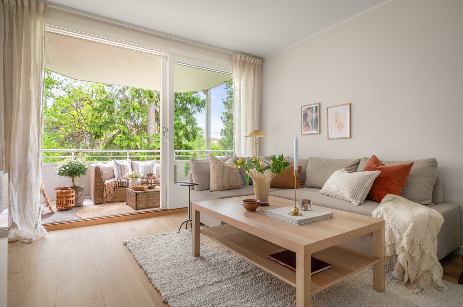 Stuen er av god størrelse med rom for møblering av sofa og tilhørende mediemøbler. Galleribilde