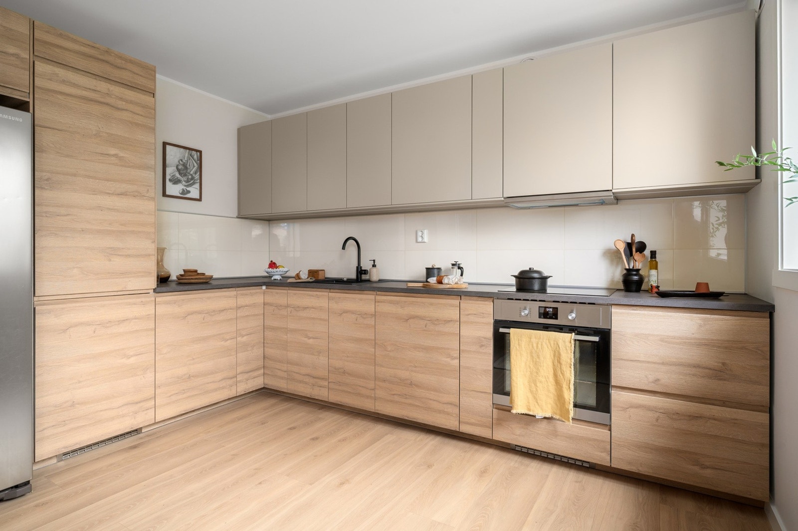 Nytt kjøkken fra 2024 med pene fronter. Kjøleskap medfølger ikke ved salg. Galleribilde